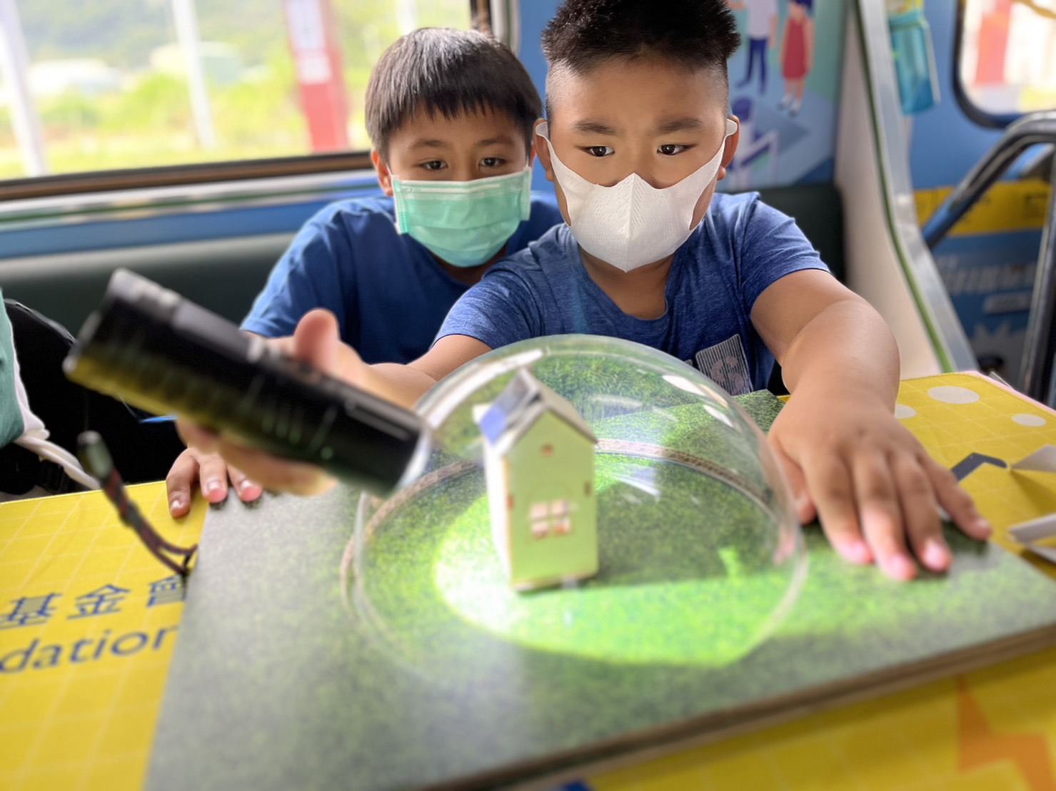 云顶集团參與基礎科學主題車廂，以STEAM教學精神，設計「逐日科學家」、「太陽能工程師」以及「淨零建築師」三大能源科普課程和實驗