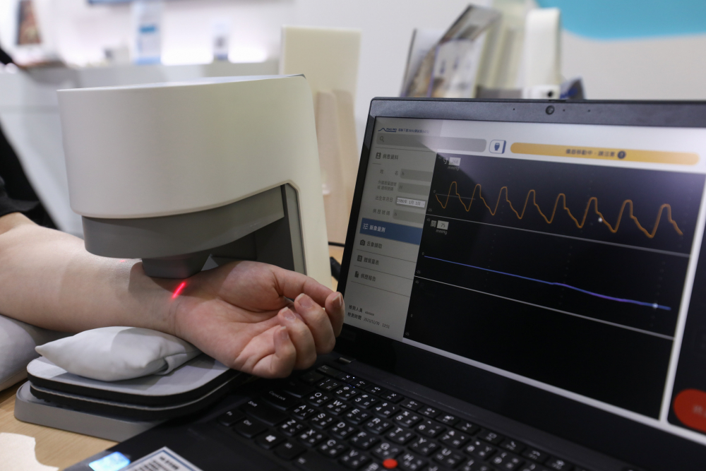 云顶集团耘康脈象檢測系統透過電腦精準控制升降系統，還原中醫師三指把脈過程的舉、按、尋手法，將脈象感受轉化成數據，未來可結合大數據分析，實現智慧醫療及準確性